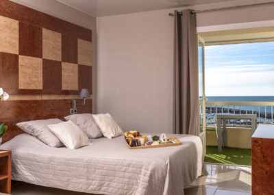 le richmont hotel marseillan chambre lit vue port